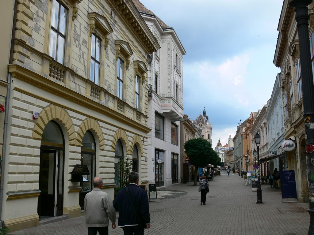 Sunny City Center Pécs Esterno foto